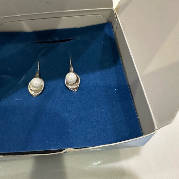 CALLA LILY BRACELET & EARRING GIFT SET - Picture 4 of 16